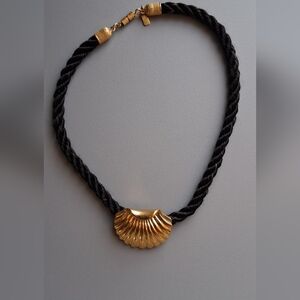 Gorgeous Vintage EA satin twist Rope Shell Knecklace with screw lock